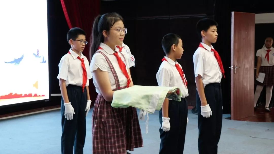 愿你以梦为马莫负韶华宝城小学举行2019届毕业生赠班旗仪式