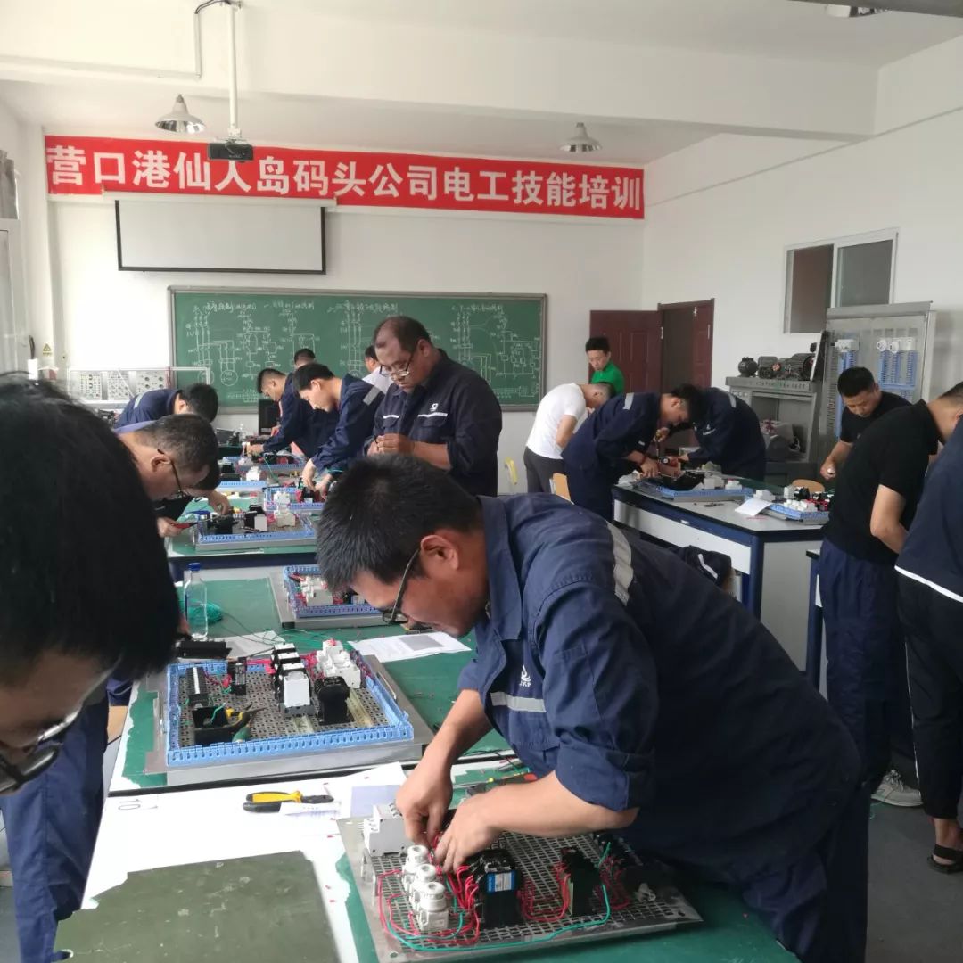 仙人岛码头公司组织开展电工等级证考试工作