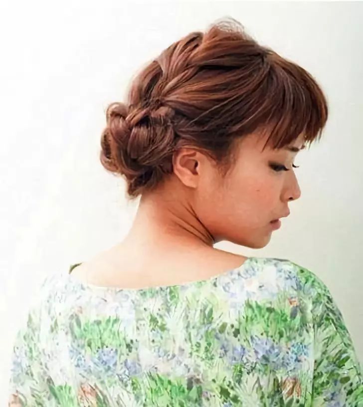 女孩最爱的一款多根蝎子辫发型无论什么脸型扎上回头率爆棚