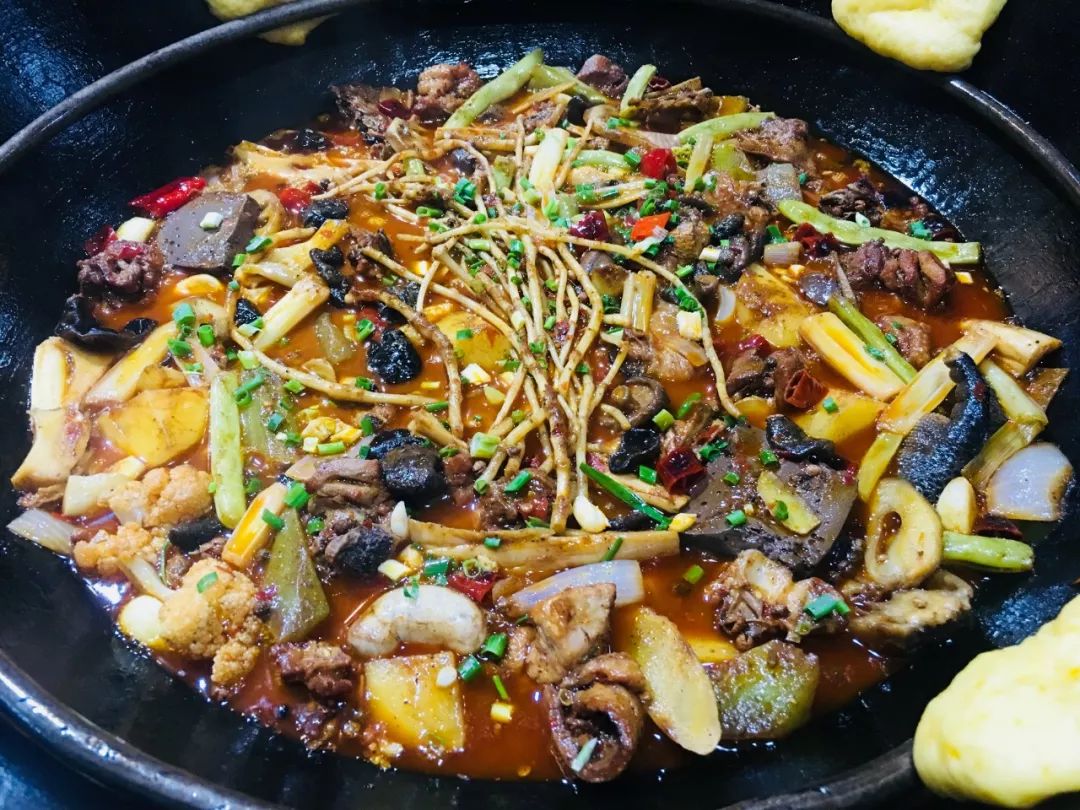 看嘛花99元4个人吃原价297元的柴火鸡关键味道巴适