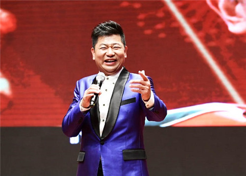 原创夏萍退休不忘奉献举办音乐会向建国七十周年献礼