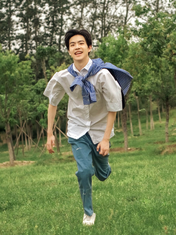 许淇杰白衬衣写真萌系少年眼神清澈