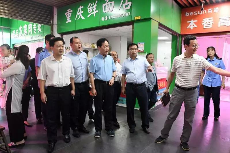 区委书记赵小林带队检查红专南路惠民市场