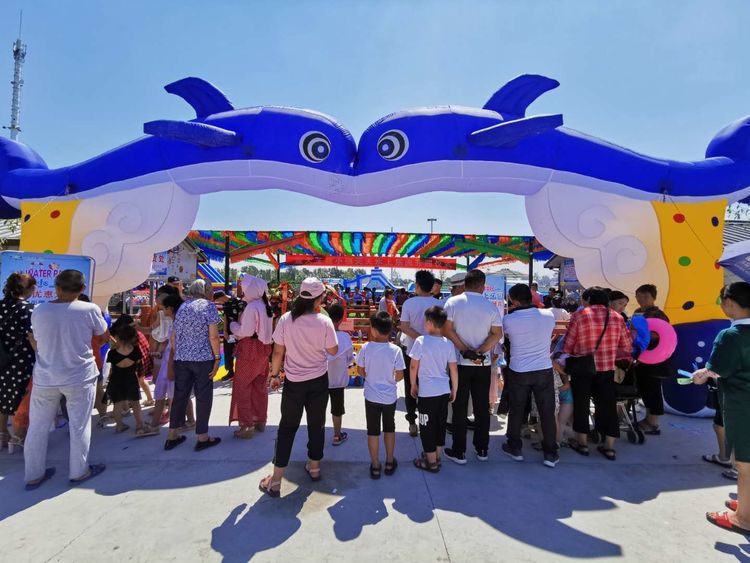 平舆县蓝天芝麻小镇天天水上乐园华美绽放_游客