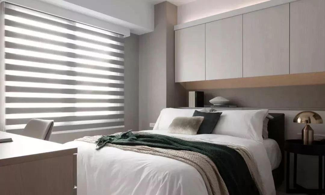 次卧床头墙做了吊柜 床头台,提供了一个丰富有趣的收纳与置物位置.