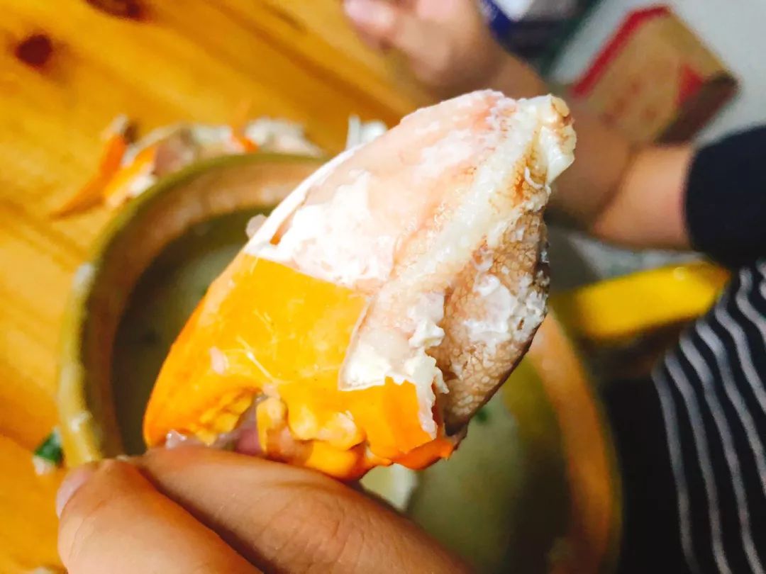 几个电话,才找到这家有青蟹粥吃的渔村粥档,清甜的青蟹肉和绝美的渔村