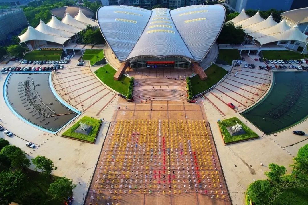 在惠州体育馆举行暨百城千村健身气功交流展