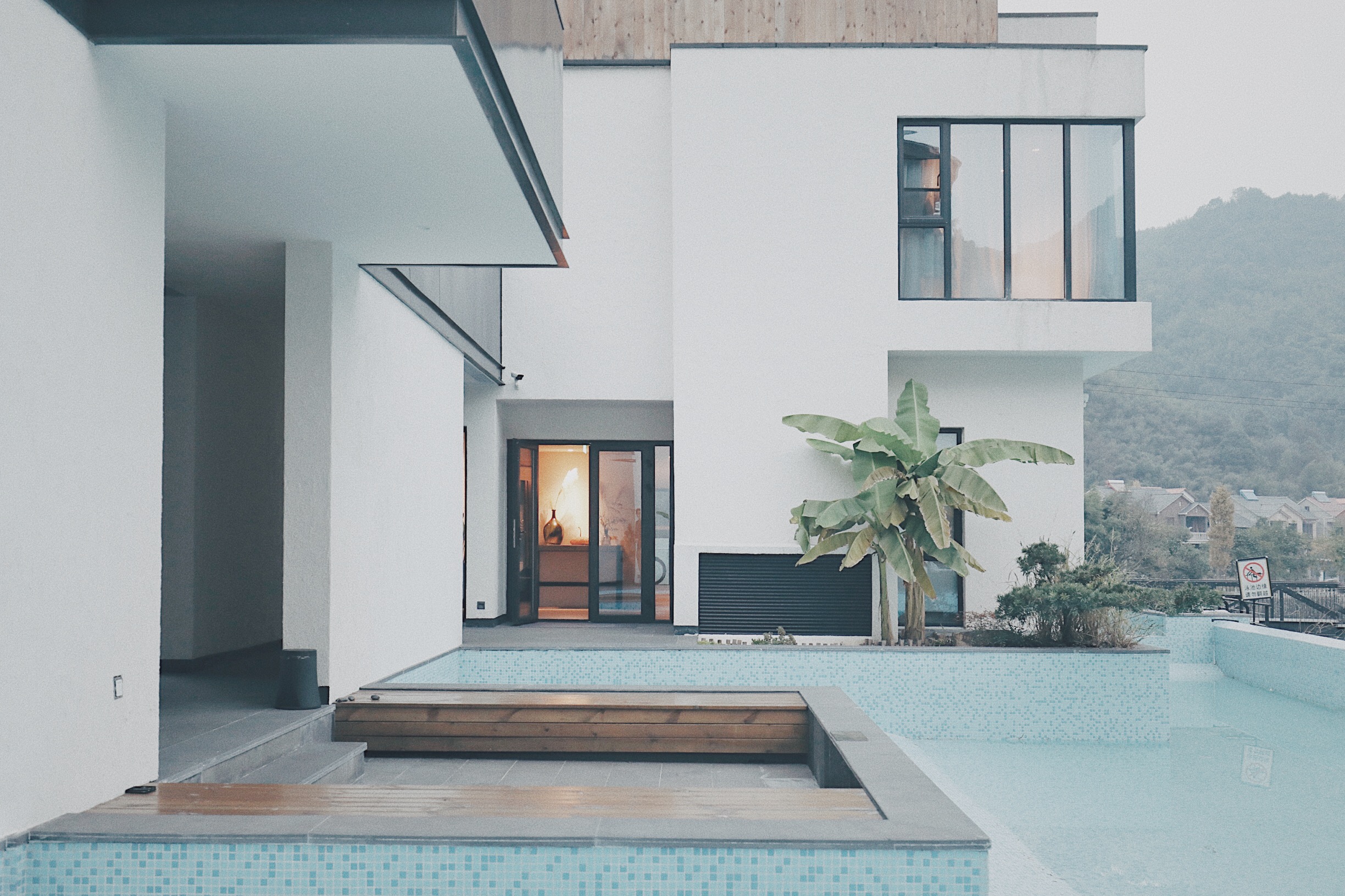 梅雨季,奶白色的听涧民宿