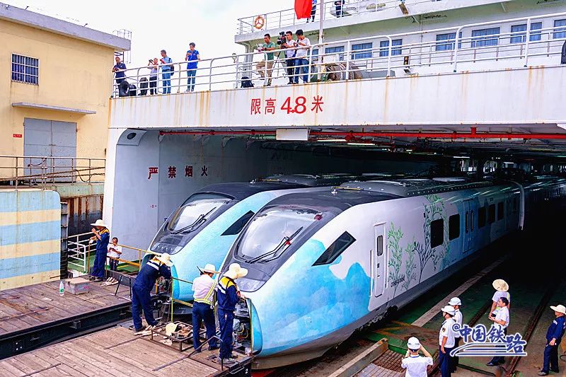 海南环岛高铁海口市郊列车今天正式开通运营