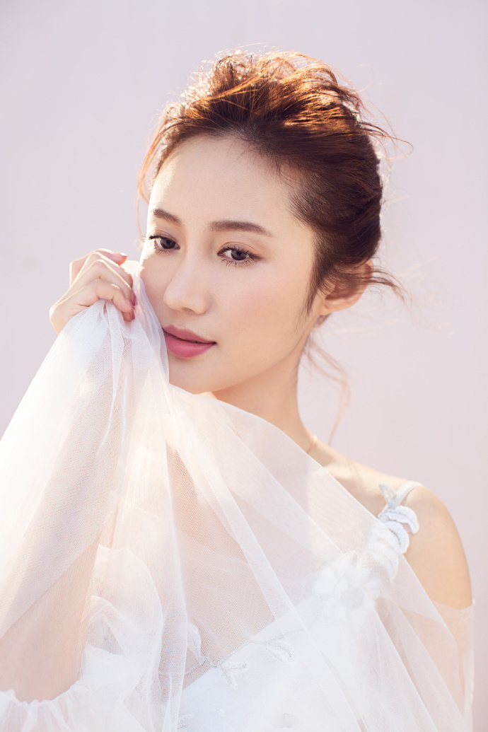 韩与诺纱系写真曝光 清纯静逸宛如仙子