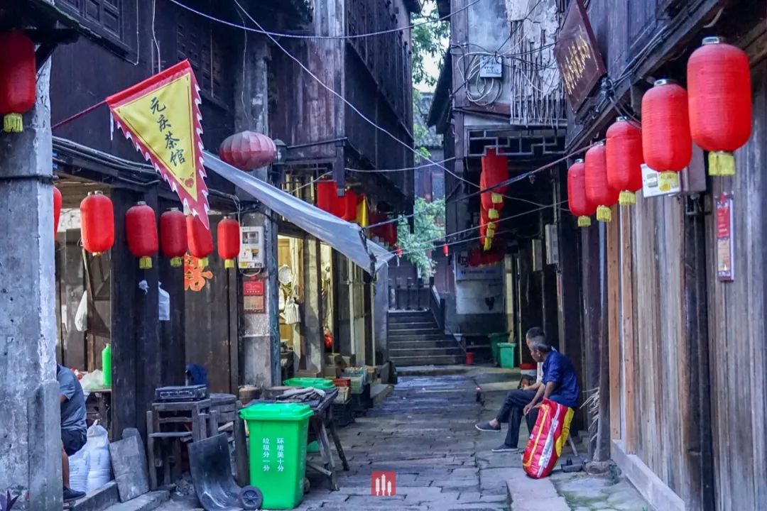 老街先于你醒来那是一天中你没见过的八分之一去年我曾到过马鸣老街
