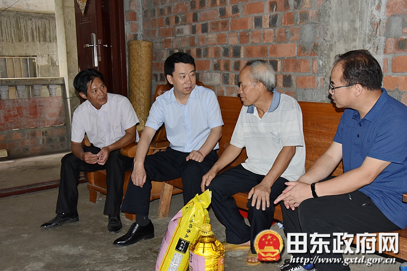 刘明国看望慰问生活困难党员,老党员
