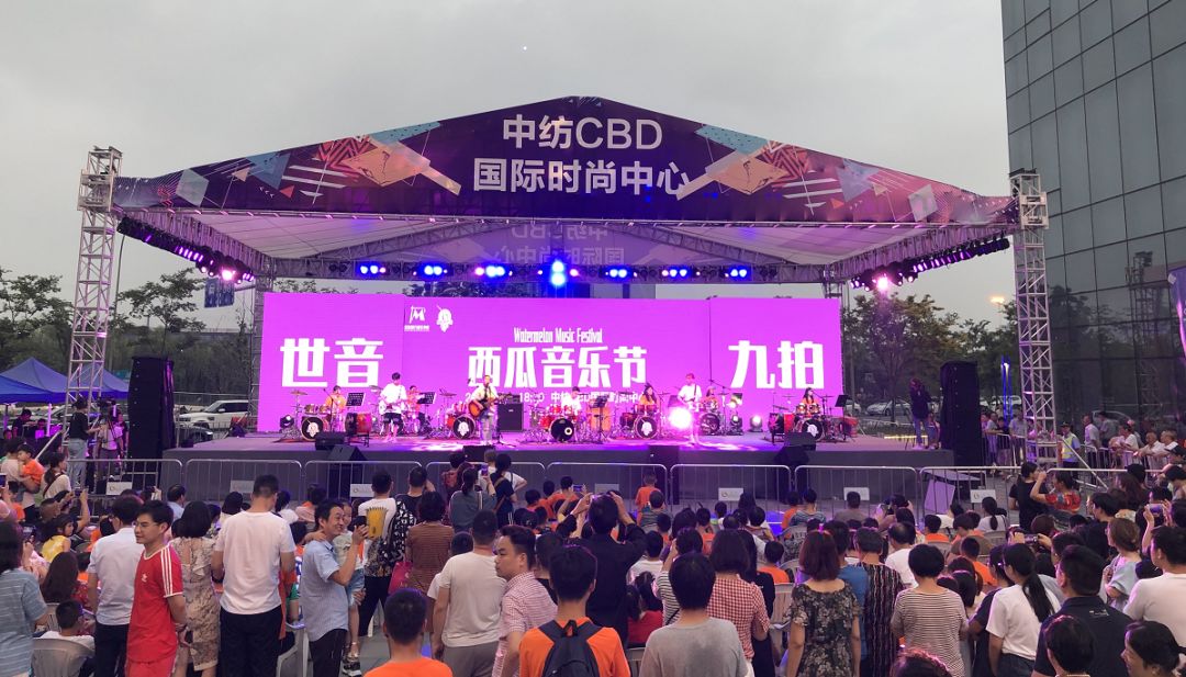 这场音乐节是由世音少年组和青年组组成的.首先是少年组的表演.