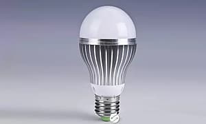 LED灯和节能灯的区别是什么？LED灯比节能灯省电吗？