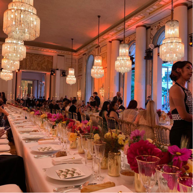 晚宴现场名流云集很有电视剧里上流社会开轰趴的既视感:长餐桌,水晶灯