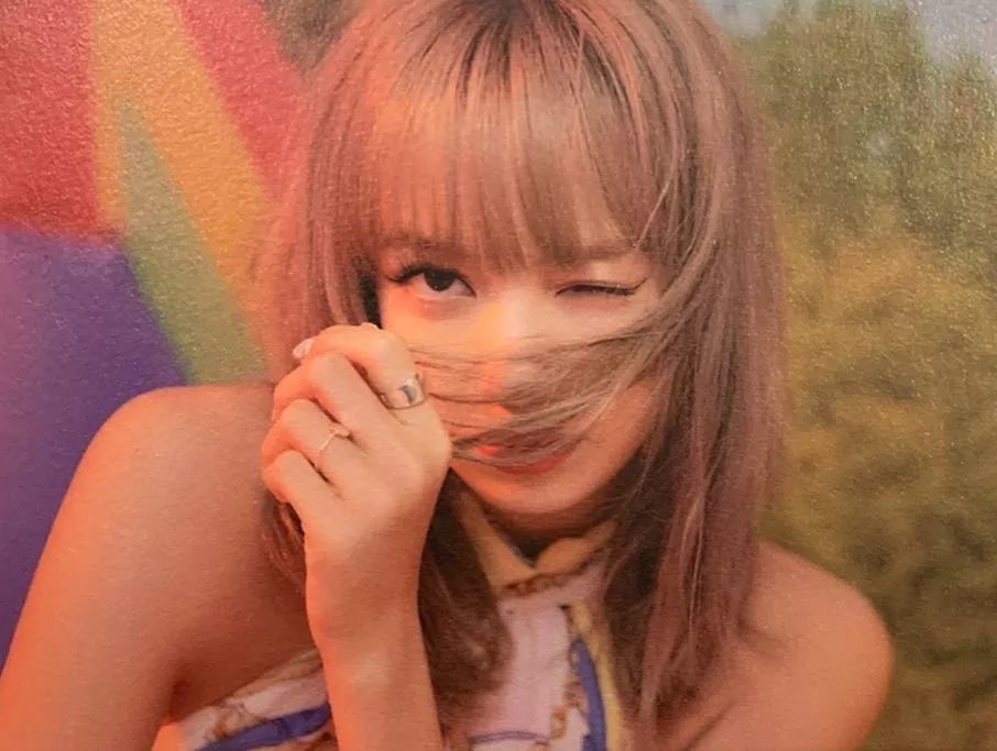 lisa掀起"门面刘海"如换头!网传亲密照片曝光恋情?