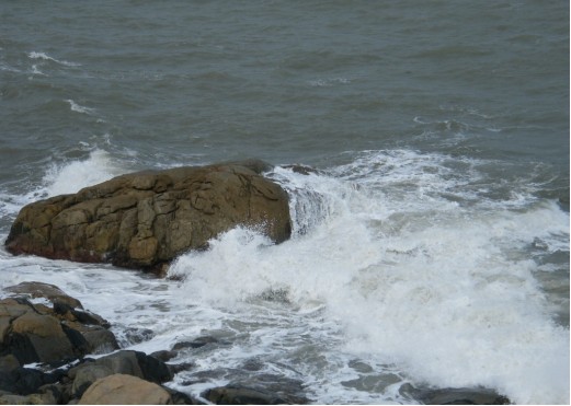 "过江千尺浪,入竹万竿斜",风,"过江"卷起"千尺浪",风急浪高,直冲云宵