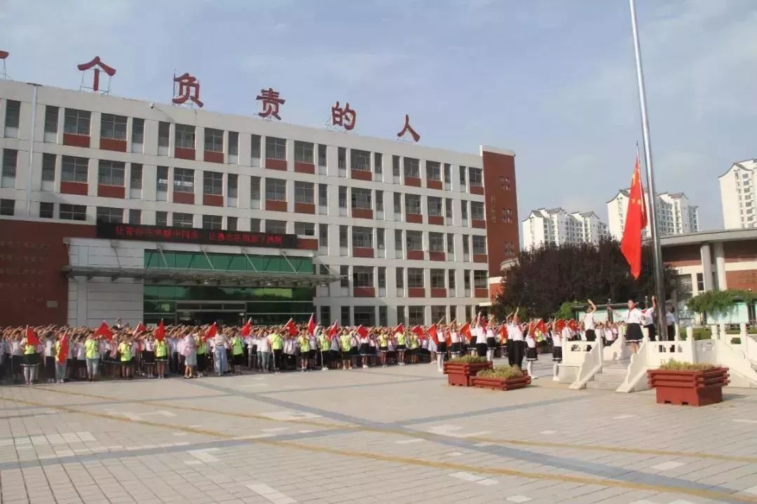 升旗台初心不改传承使命肥城市龙山小学举行国旗护卫队交接仪式