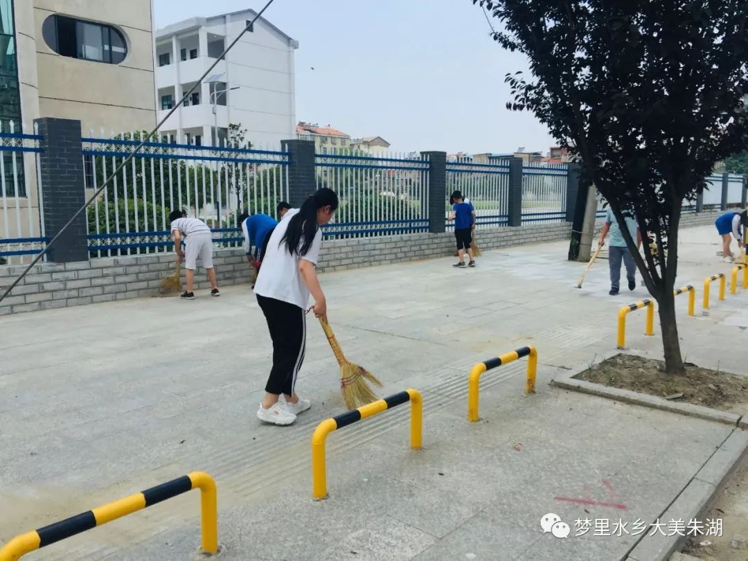 學生冒暑掃街,朱湖集鎮連續30天大掃除