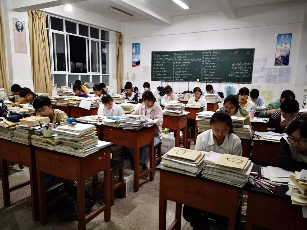 三载书山磨砺 一朝学海破浪——为2019届初三学子中考加油_腾三中