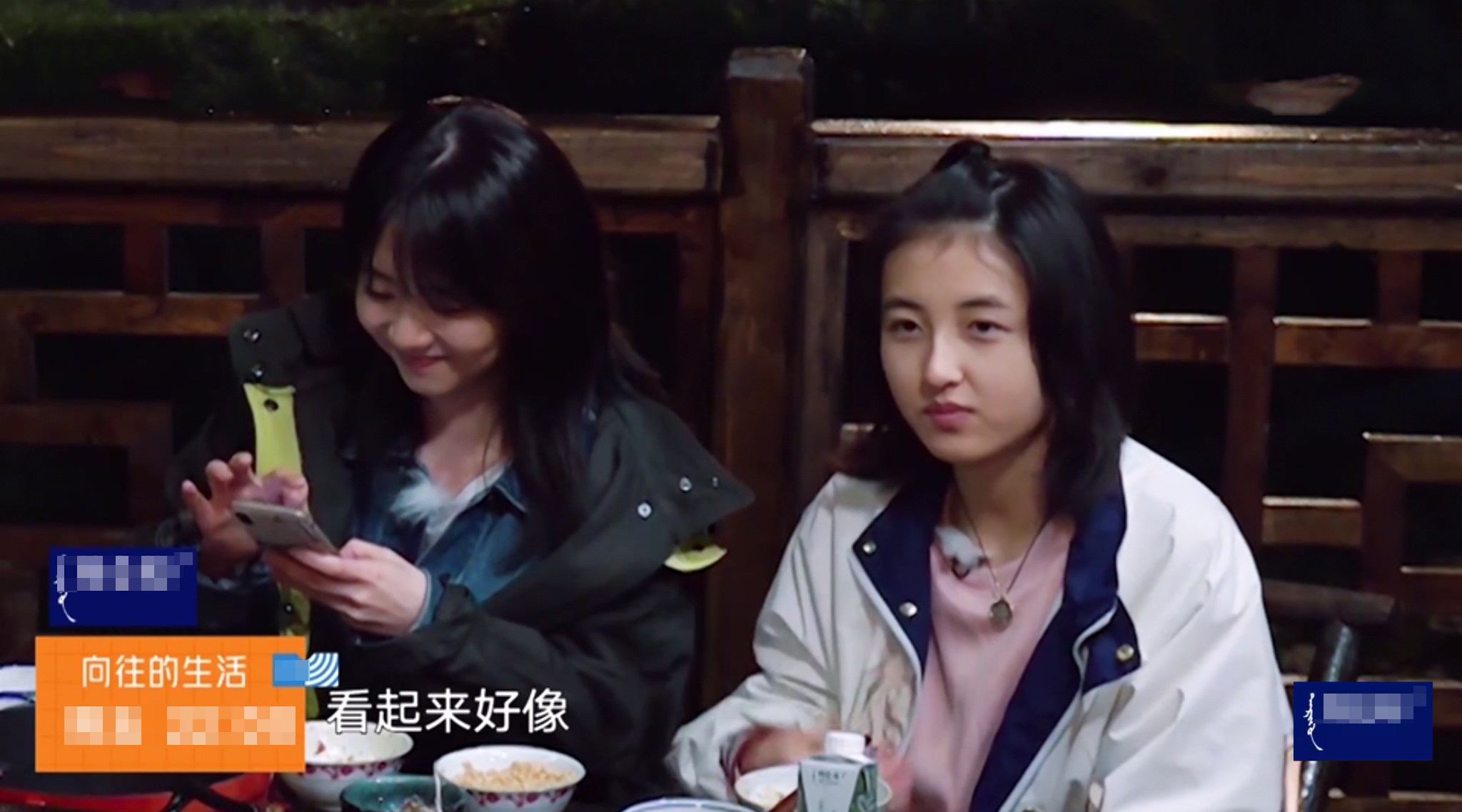 原创张子枫谭松韵相差12岁,第一次见面却形同姐妹,何蓝逗输在了哪里