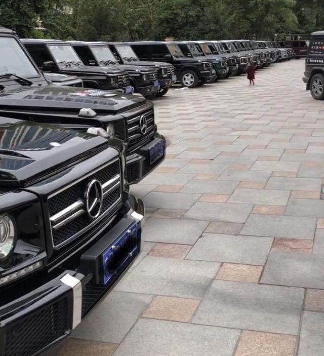 偶遇奔驰大g聚会,25辆奔驰g63对15辆奔驰g65,场面太震撼!