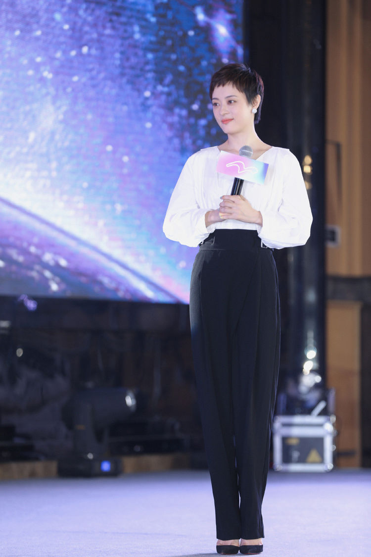 除了拥有精湛演技之外,孙俪还有着很不错的衣品,身高165cm的她并不算