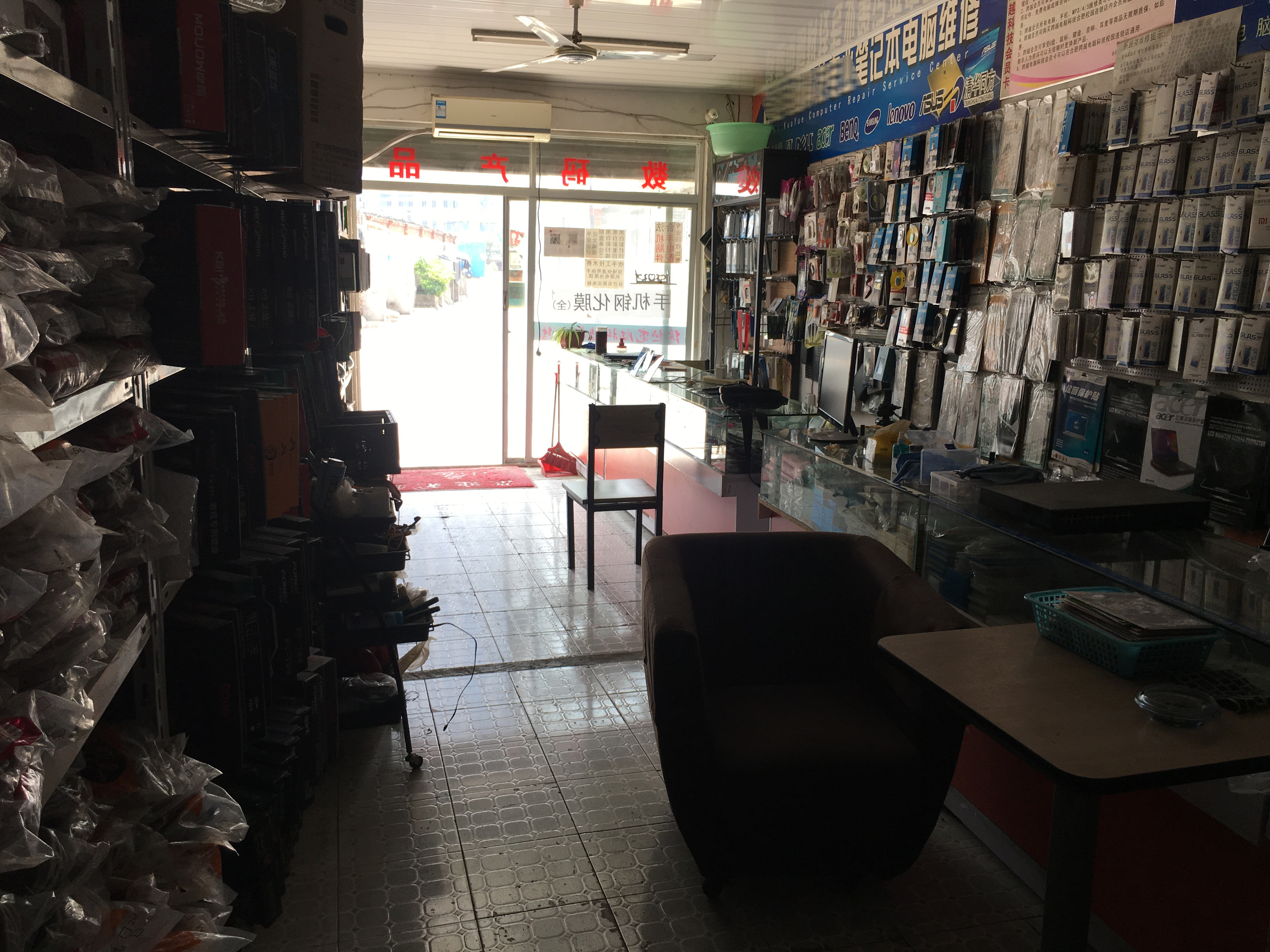 客户欲在电脑店买配件,一个动作让店主极为愤怒,店主:滚走!