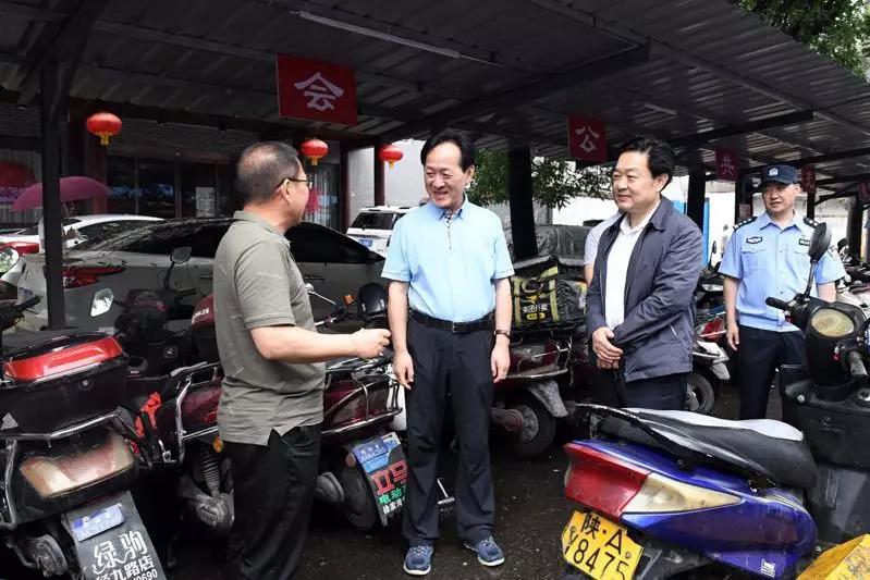 区委书记赵小林督导检查"三电"专项治理,国卫复审和垃圾分类整治工作