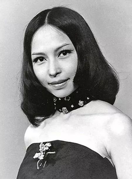 她曾是60年代亚洲第一艳星,后半生把年轻时褪下的