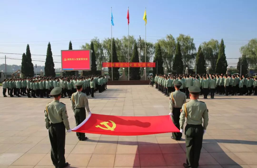 首先由四名护旗手护卫党旗庄严入场.