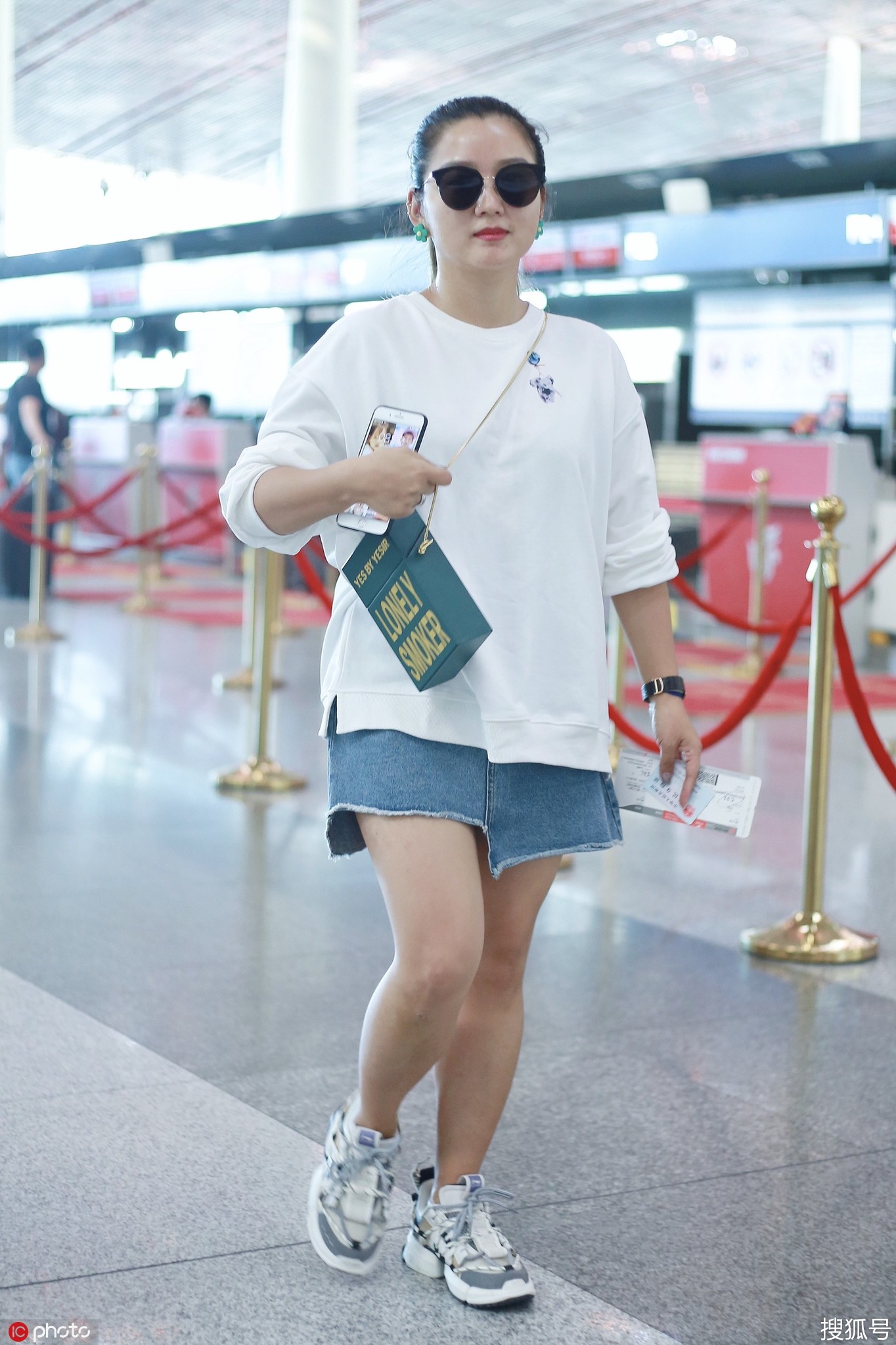 何洁发福明显生图曝光:虎背熊腰a字裙要被撑爆了