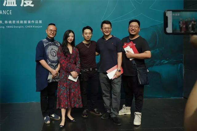 韩春启合影陈晓君老师工作中韩春启老师开幕前在现场沟通工作参展设计
