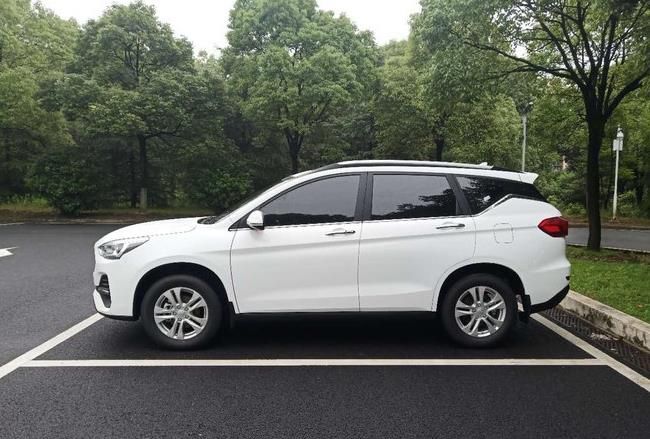 19款哈弗m6到店实拍换新中网国六动力后排扶手没了