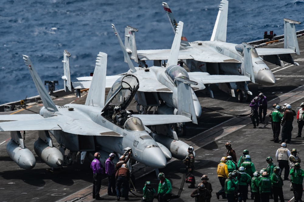 美国航母上的杀手锏 f/a-18"超级大黄蜂"战斗机