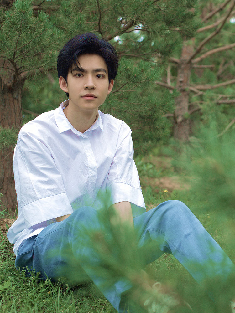 许淇杰白衬衣写真萌系少年眼神清澈