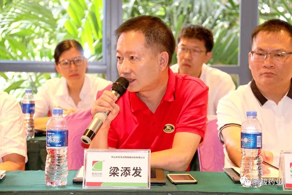 梁添发总经理 李云副总经理随后参会的企业负责人,专家,领导,围绕会议