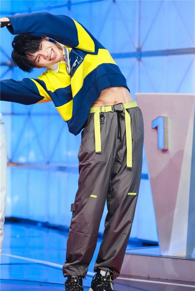 原创王晨艺退赛后综艺首秀造型帅气还秀腹肌粉丝都要流口水了