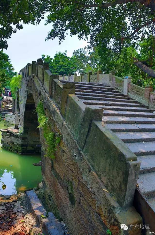 位于广东省佛山市南海区三山禾仰村,俗称三眼桥,两墩三孔,由红砂岩和