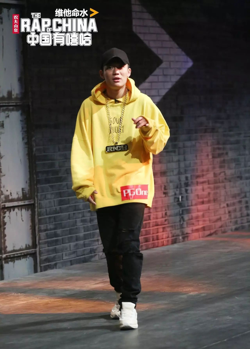 网店模特pgone高调发新歌半小时赚260万带大金链胖到没脖子