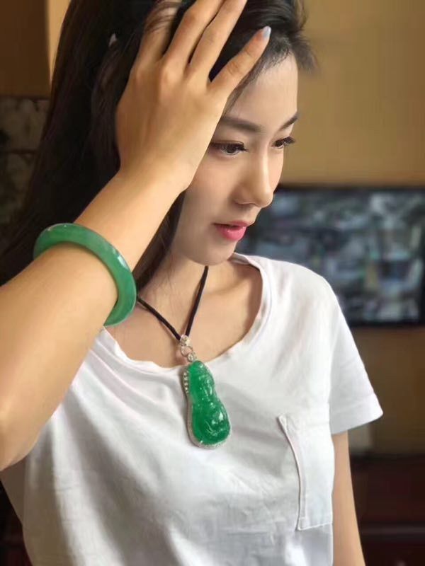 刘晓庆穿旗袍晒出新买的满绿翡翠套装,网友们炸锅了!_手镯