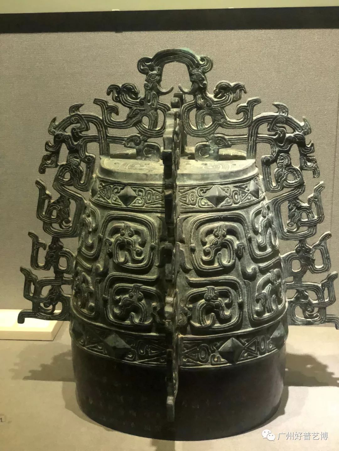 秦公閐是秦武公祭祀祖先的礼器,铭文中提到了秦襄公,秦文公,秦静公