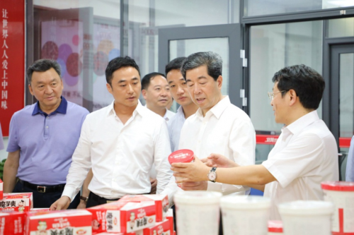 在产品体验厅,卫龙食品董事长刘卫平向调研组介绍了企业文化.