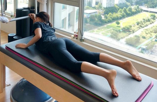 韩国美女教练,长期练习瑜伽,身材凹凸尽显迷人气质