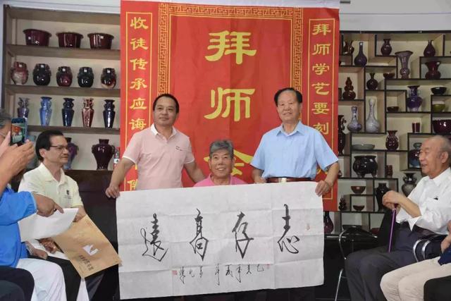 不忘初心薪火相传,著名陶瓷艺术家阎夫立喜收弟子田崴嵬为徒