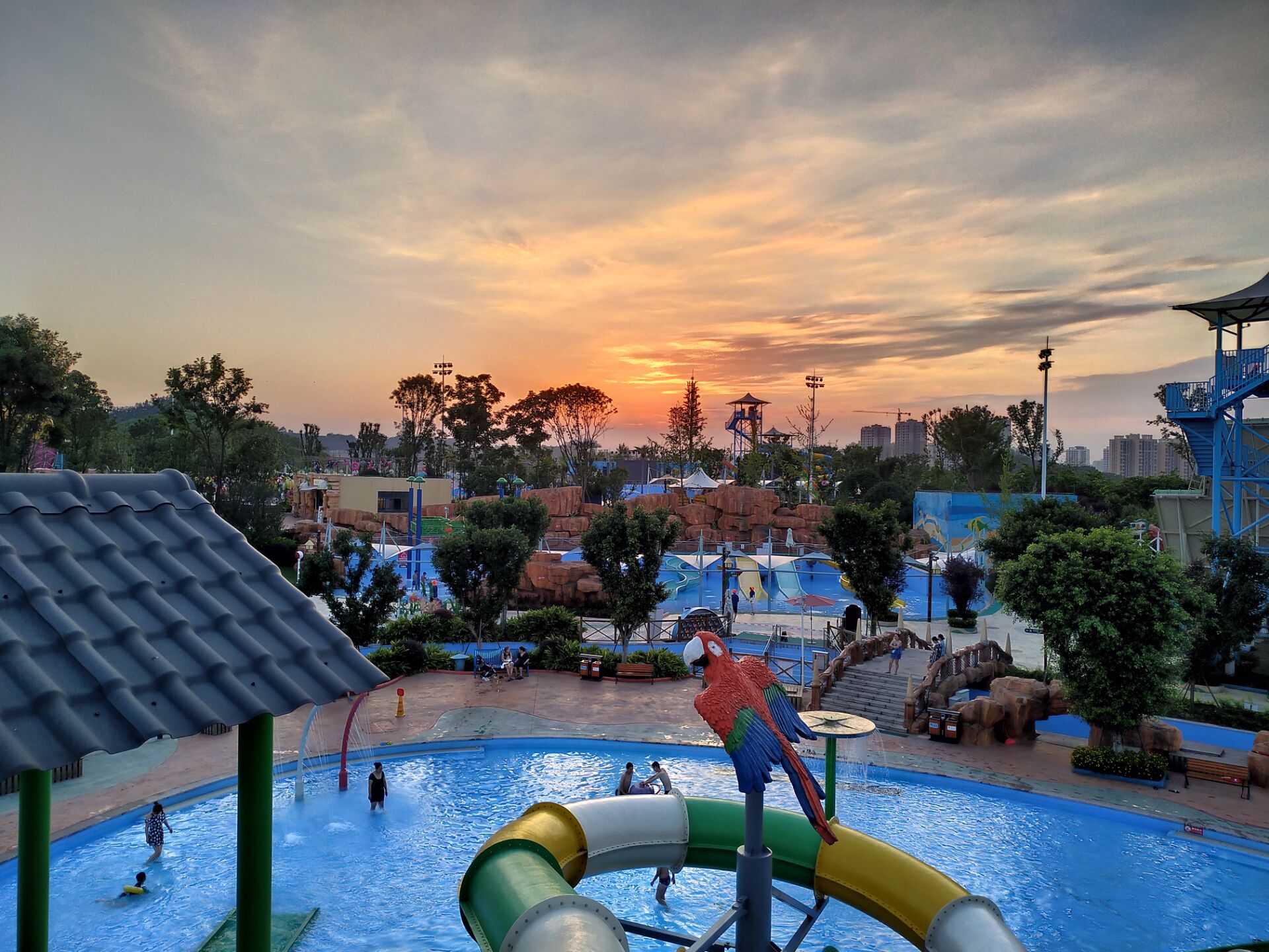 1/ 12 某自贡大型水上游乐场,门票稍稍有点贵,但是配上好天气和好心情