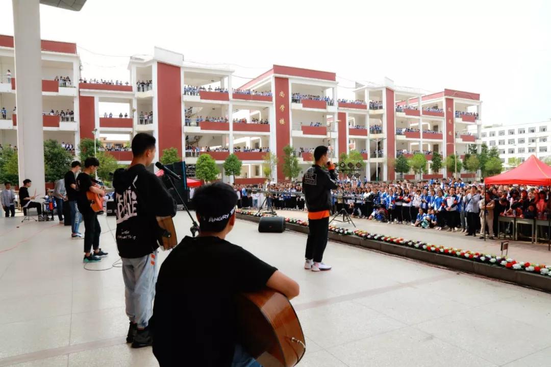 你好我叫罗平三中这是我的名片