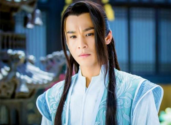 他就是沈晓海,因为长相十分帅气,所以他出演的电视剧多以古装为主