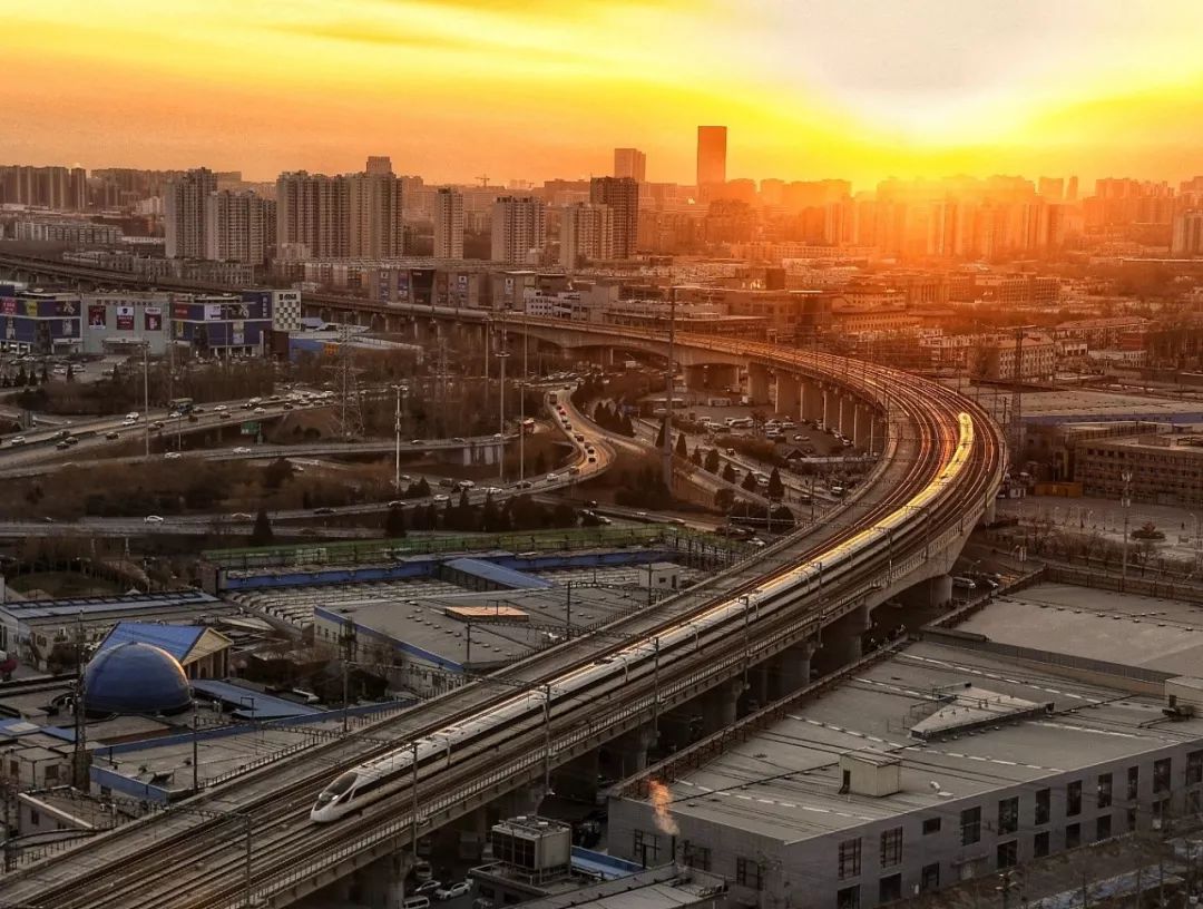 目前,该热带扰动的中心位于海南岛东南侧的南海中部海面上.