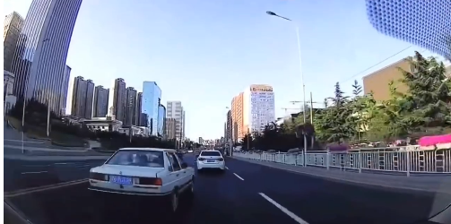 惊悚大连一轿车黄浦路上狂飙险酿事故网友算不算危险驾驶